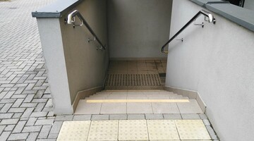Oznakowanie schodów w Biurze ds. Osób z Niepełnosprawnościami