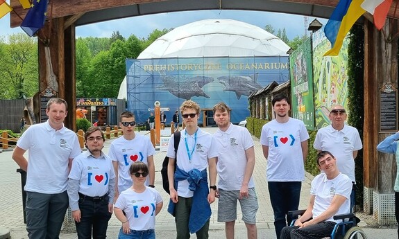 zdjęcie uczestników obozu przed wejściem do Bałtowskiego Kompleksu Turystycznego