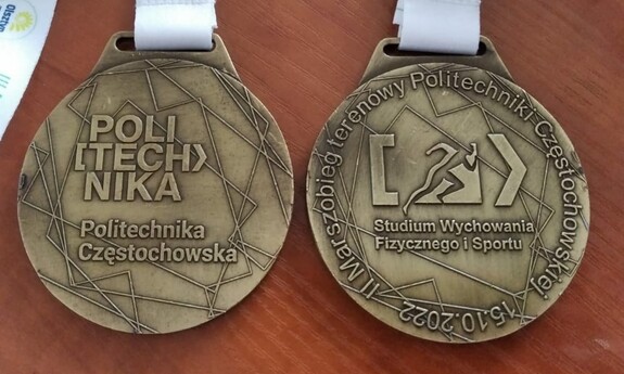 zdjęcie przedstawiające dwie sztuki medali z marszobiegu