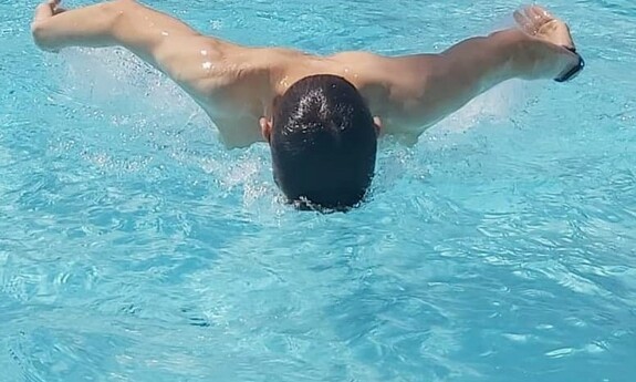 pływająca osoba na basenie