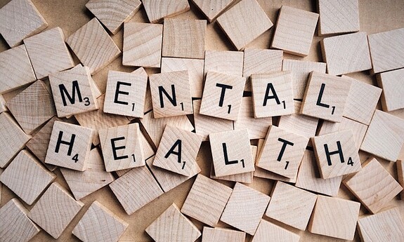 Kostki drewniane z literami układającymi się w napis Mental Health